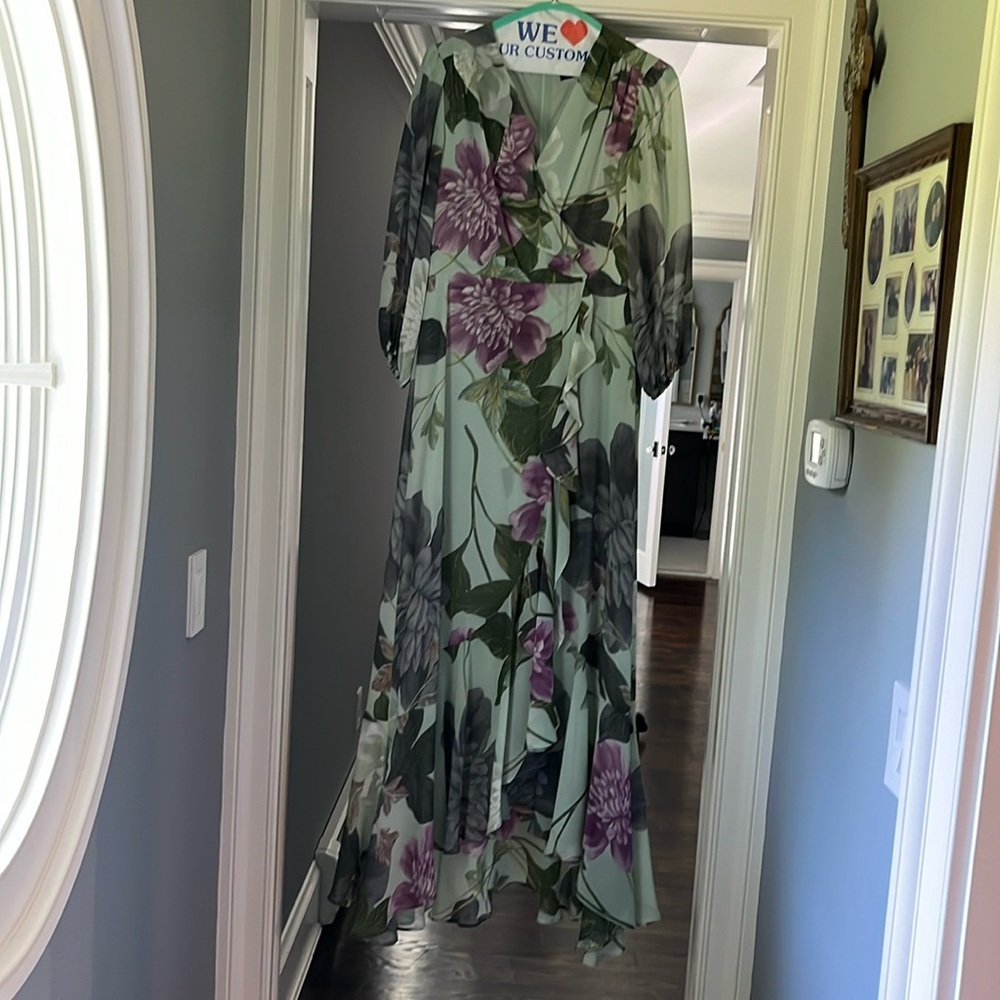 So pretty green floral flowy dress perfect for graduation and garden wedding